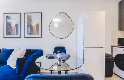 Swindon Apartment | 8 Regent Circus Apartment Central Location Long Stays