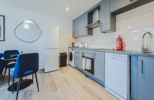 Swindon Apartment | 8 Regent Circus Apartment Central Location Long Stays