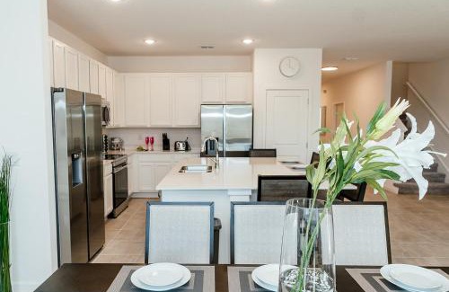 Kissimmee House | 8-Room 6 Bath Family House with Pool - Next to Disney World & Universal Studios
