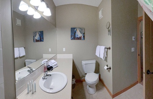 Canmore Condo | 8 Sleep in 2 bedrm king, queen & bunks, sofa bed