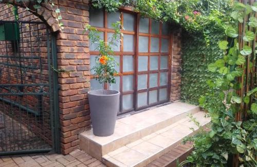 Akasia House | 8 Soenie Avenue Self-Catering