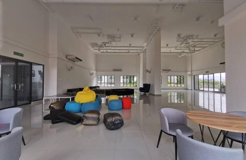 Kampung Bukit Dukong Apartment | 8 Traders Garden 1BR Pool View Internet Netflix