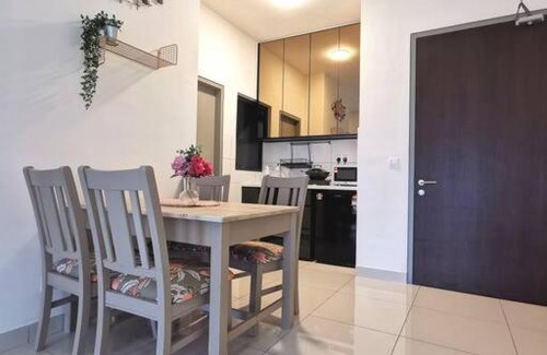 Kampung Bukit Dukong Apartment | 8 Traders Garden 1BR Pool View Internet Netflix