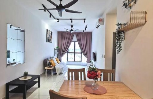 Kampung Bukit Dukong Apartment | 8 Traders Garden 1BR Pool View Internet Netflix