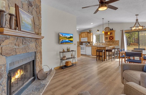Sunriver House | 8 Waterpark passes, ac, bikes, outdoor seating, hot tub, ping pong, one story