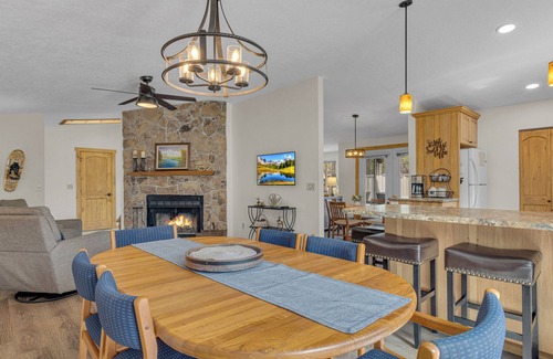 Sunriver House | 8 Waterpark passes, ac, bikes, outdoor seating, hot tub, ping pong, one story