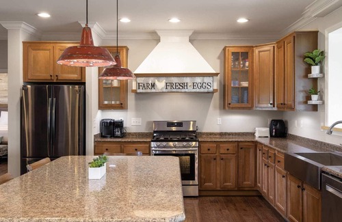 Rutland House | 80 Acre Retreat with Pool—Minutes to Ark—Sleeps 15