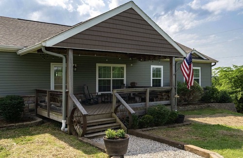 Rutland House | 80 Acre Retreat with Pool—Minutes to Ark—Sleeps 15