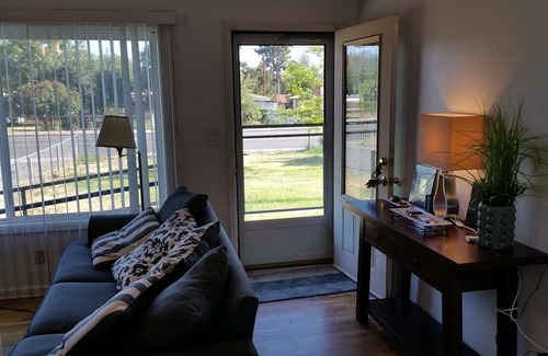 Klamath Falls House | 80+Day Stay⭐Smarthouse HDTV | 2 Kings + Queen |BBQ Firepit Patio Set | Keurig