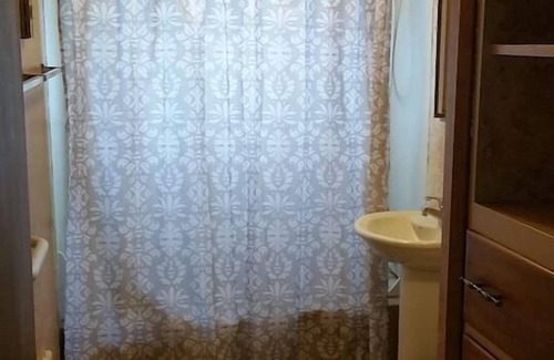 Klamath Falls House | 80+Day Stay⭐Smarthouse HDTV | 2 Kings + Queen |BBQ Firepit Patio Set | Keurig