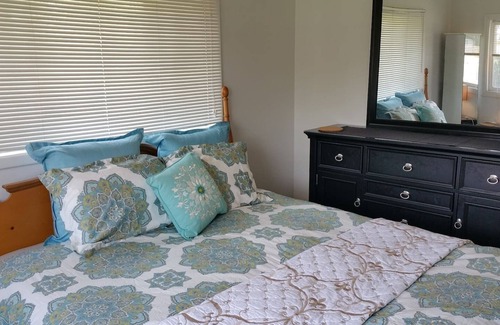 Klamath Falls House | 80+Day Stay⭐Smarthouse HDTV | 2 Kings + Queen |BBQ Firepit Patio Set | Keurig