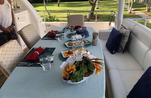 Coral Ridge Boat Rental | 80-foot yacht charter