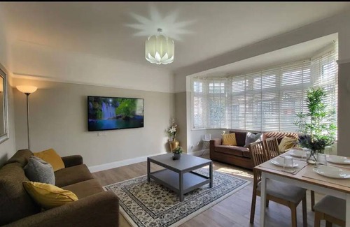 Addiscombe Apartment | 80 m² Apartment ∙ 4 bedrooms ∙ 10 guests