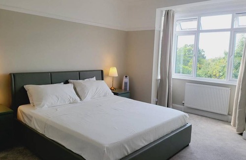 Addiscombe Apartment | 80 m² Apartment ∙ 4 bedrooms ∙ 10 guests