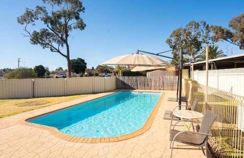 Parkes Hotel | 80 m² Motel ∙ 2 bedrooms ∙ 6 guests