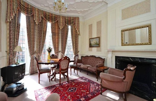 Royal Borough of Kensington and Chelsea Apartment | 80 m² Serviced apartment ∙ 3 bedrooms ∙ 8 guests