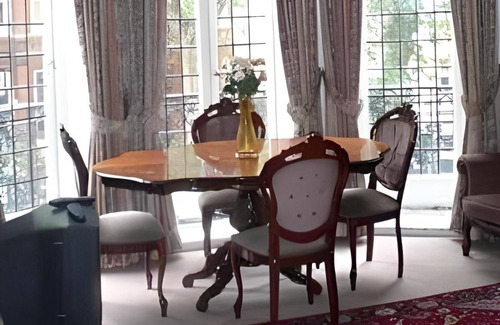 Royal Borough of Kensington and Chelsea Apartment | 80 m² Serviced apartment ∙ 3 bedrooms ∙ 8 guests