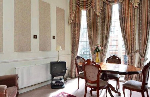 Royal Borough of Kensington and Chelsea Apartment | 80 m² Serviced apartment ∙ 3 bedrooms ∙ 8 guests