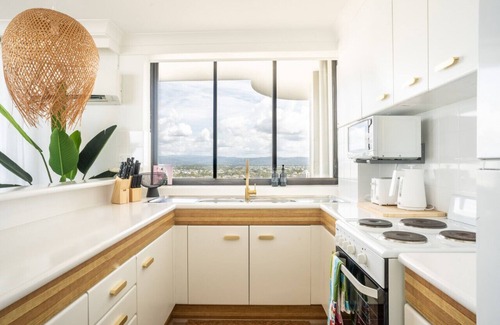 Surfers Paradise Apartment | 80 metres from the Ocean, spectacular ocean views