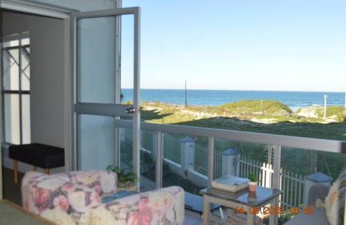 Pollok Beach Apartment | 80 Steps to the Sea