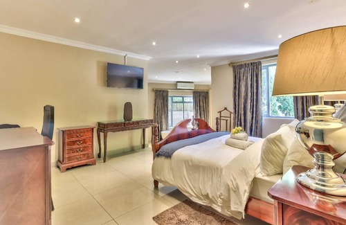 Kenilworth Villa | 800 m² Villa ∙ 3 bedrooms ∙ 6 guests