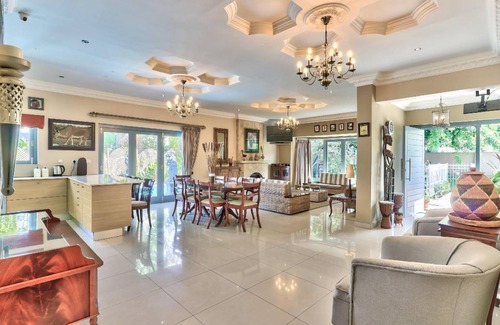 Kenilworth Villa | 800 m² Villa ∙ 3 bedrooms ∙ 6 guests