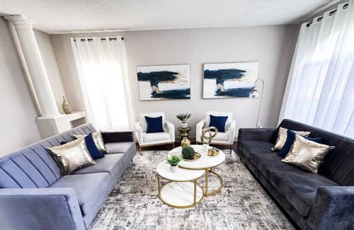 Poinciana House | 806 Provence Way · Cozy Home 5BD Themed bedroom