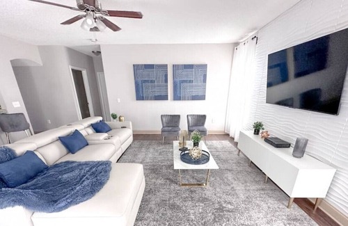Poinciana House | 806 Provence Way · Cozy Home 5BD Themed bedroom