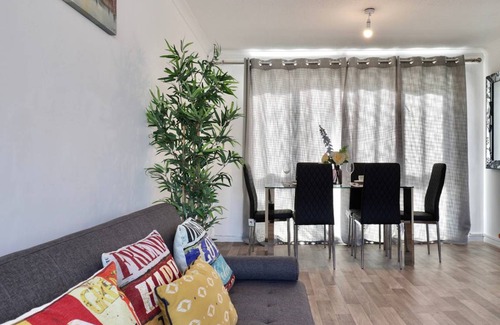 Stevenage Apartment | 807 m² Apartment ∙ 3 bedrooms ∙ 10 guests