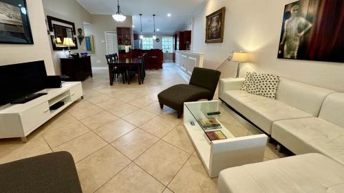 Rock Harbor Apartment | 809 Mariners Club