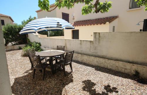 Portiragnes-Plage Apartment | 80m de la plage Appartement au rdc d'une maison 1 chambre 4 couchages cour LXRV9B