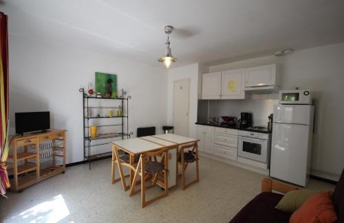Portiragnes-Plage Apartment | 80m de la plage Appartement au rdc d'une maison 1 chambre 4 couchages cour LXRV9B