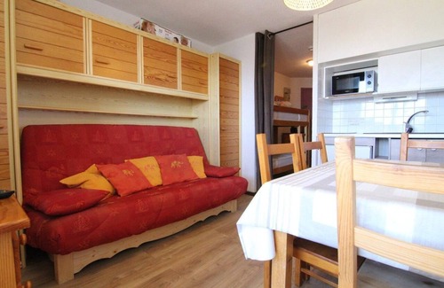 Eclose-Est Apartment | 80m from shops, 2nd floor, tv, ski locker, 22m², Alpe d'Huez