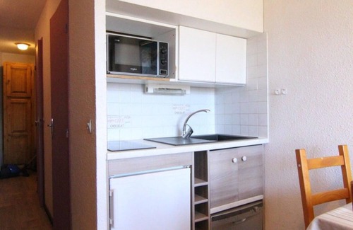 Eclose-Est Apartment | 80m from shops, 2nd floor, tv, ski locker, 22m², Alpe d'Huez