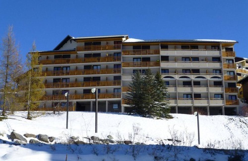 Eclose-Est Apartment | 80m from shops, 2nd floor, tv, ski locker, 22m², Alpe d'Huez