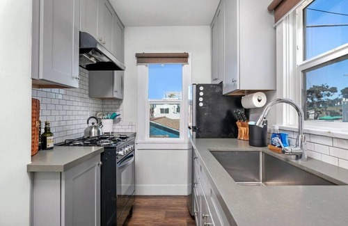 Mission Beach Condo | 820.5 Portsmouth Relaunch · Between Mission Bay & Beach Patio, Firepit Parking