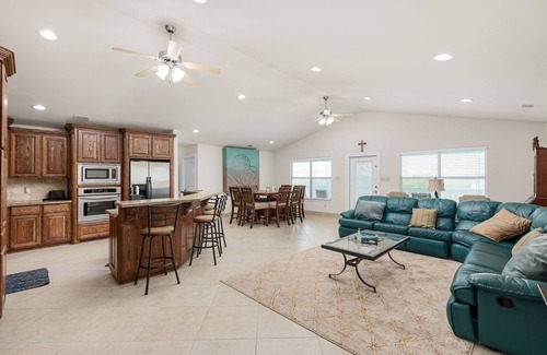 Port Mansfield House | 834 Laguna C - Large, spacious 3 BD/2BA that gives a homely vibe