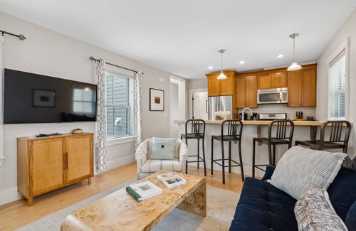 West End Condo | 84 m² Condo ∙ 2 bedrooms ∙ 4 guests