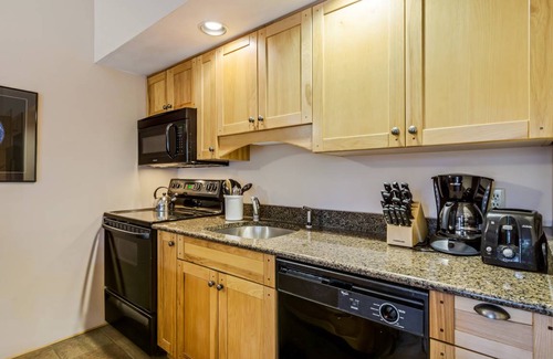 Century West Condo | 84 m² Condo ∙ 2 bedrooms ∙ 5 guests