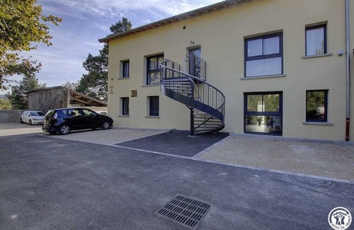 Beynost House | 87 m² Gîte ∙ 2 bedrooms ∙ 10 guests