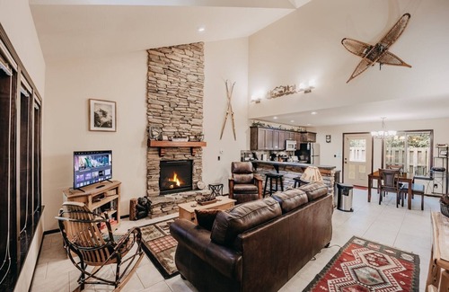 Warnick Cabin | 89GS - Hot Tub - Pets Ok - WiFi - Sleeps 4 by RedAwning