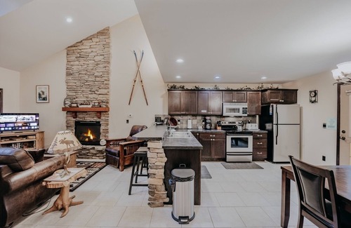 Warnick Cabin | 89GS - Hot Tub - Pets Ok - WiFi - Sleeps 4 by RedAwning