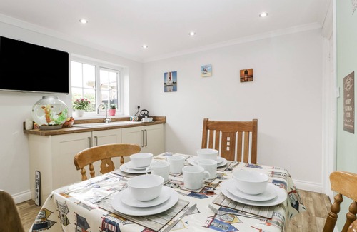 Burnham-on-Sea Cottage | 8A ROSEWOOD AVENUE, pet friendly, with a garden in Burnham-On-Sea