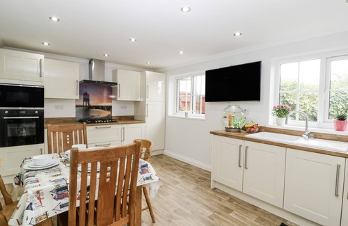 Burnham-on-Sea Cottage | 8A ROSEWOOD AVENUE, pet friendly, with a garden in Burnham-On-Sea