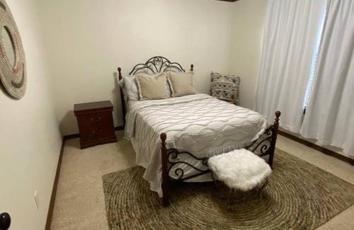 Amarillo House | 8beds, KING BED, fireplace, & whirlpool Sleeps 12