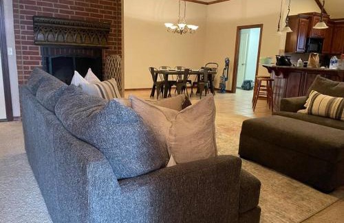 Amarillo House | 8beds, KING BED, fireplace, & whirlpool Sleeps 12