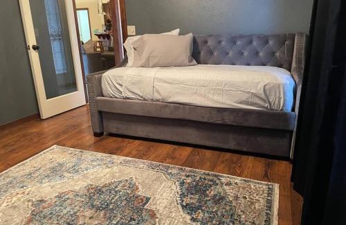 Amarillo House | 8beds, KING BED, fireplace, & whirlpool Sleeps 12