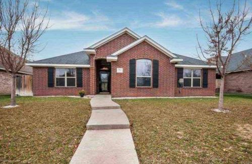 Amarillo House | 8beds, KING BED, fireplace, & whirlpool Sleeps 12