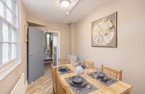 Regent's Park House | 8BR Gem in Prime Location: Perfect for Group Stays