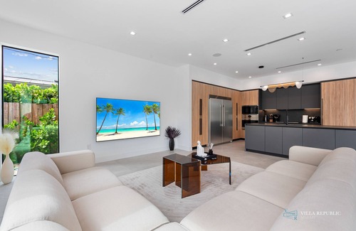North Miami Beach Villa | 8BR Villa Sapphire